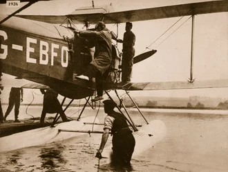 Alan Cobham steigt in sein Flugzeug, bevor er nach Australien aufbricht, Rochester, 1926
